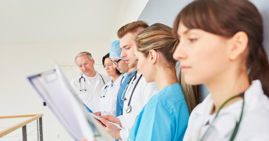 Continua la fuga dei giovani medici dai pronto soccorso, boom invece per chirurgia plastica